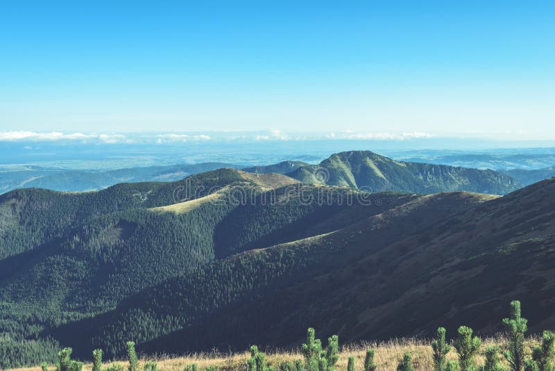 Slovenské Karpaty na jeseň. slnečné vrcholky kopcov v súčte