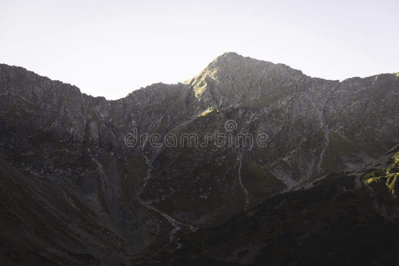 Slovenské Karpaty na podzim. slunné vrcholky kopců v součtu