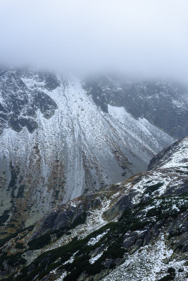 Slovenské Karpaty na jeseň. slnečné vrcholky kopcov vo výhre