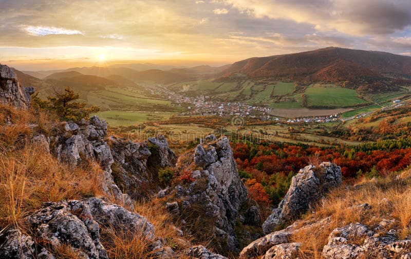 Slovakien bygd - sommarbergpanorama - trevlig bynolla arkivfoton