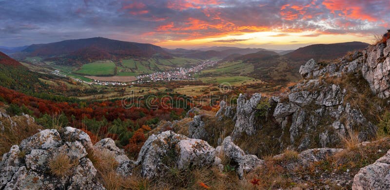 Slovakien bygd - sommarbergpanorama - trevlig bynolla royaltyfria bilder