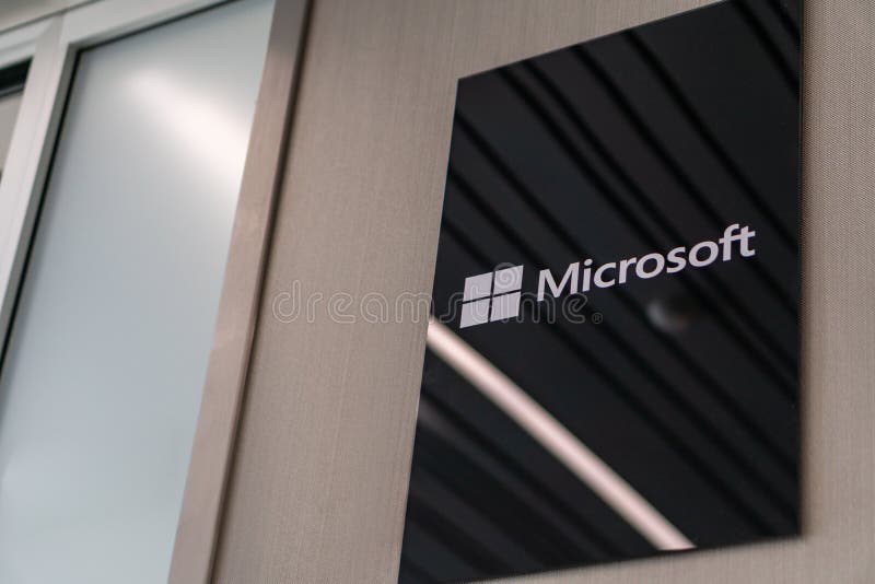 Slovenië, Ljubljana - Februari 26, 2019: Microsoft-embleem Microsoft is een multinationaal bedrijf dat zich ontwikkelt stock fotografie Slovenië, Ljubljana - Februari 26, 2019: Microsoft-embleem Microsoft is een multinationaal bedrijf dat zich ontwikkelt stock fotografie