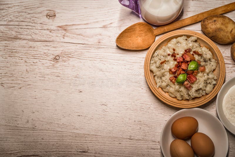 Slowaakse traditionele gnocchi van de schotelsaardappel met schapen` s kaas, op een houten die lijst op de lijst wordt gelegd stock foto's Slowaakse traditionele gnocchi van de schotelsaardappel met schapen` s kaas, op een houten die lijst op de lijst wordt gelegd stock foto's