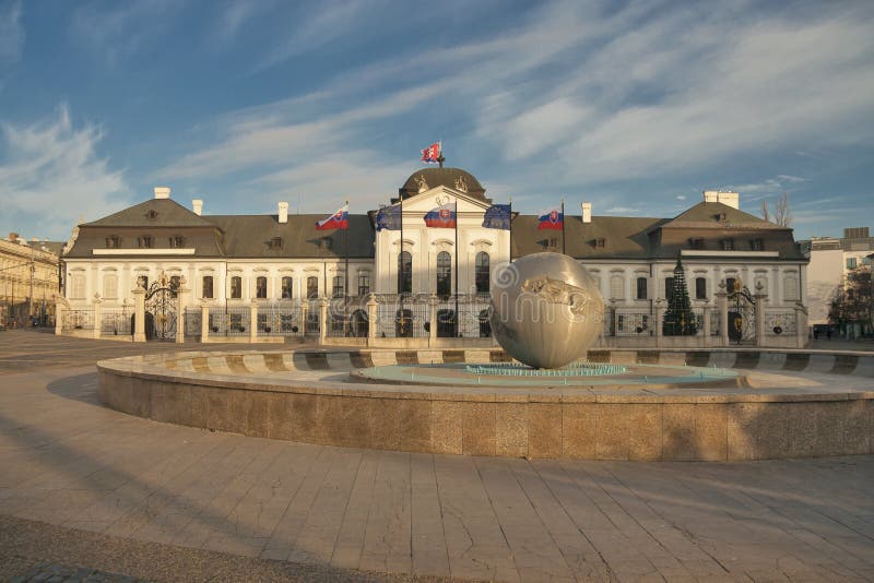 Slowakei - Bratislava - Rokoko-ähnlicher Grassalkovich-Palast auf Hodzovo-namestie Quadrat, Präsidentenwohnsitz von Slowakei, mit stockfoto Slowakei - Bratislava - Rokoko-ähnlicher Grassalkovich-Palast auf Hodzovo-namestie Quadrat, Präsidentenwohnsitz von Slowakei, mit stockfoto