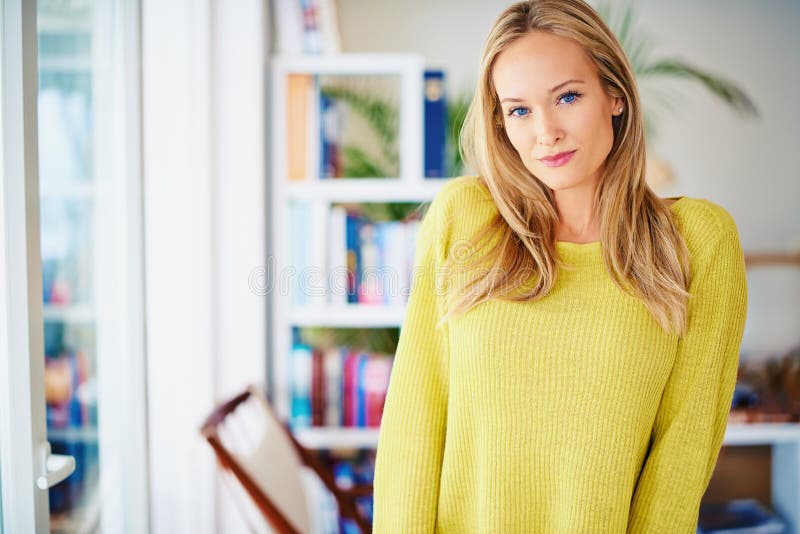 Slugn och kvinna i ett hembibliotek för helg och läs slappna av eller stress i hemmet. bokhyllans yta och royaltyfri bild