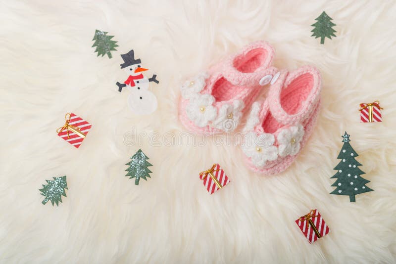 Sluit Babymeisje breide omhoog schoenen op witte algemene achtergrond Vrolijke Kerstmis en de gelukkige nieuwe kaart van de jaarg stock afbeelding Sluit Babymeisje breide omhoog schoenen op witte algemene achtergrond Vrolijke Kerstmis en de gelukkige nieuwe kaart van de jaarg stock afbeelding