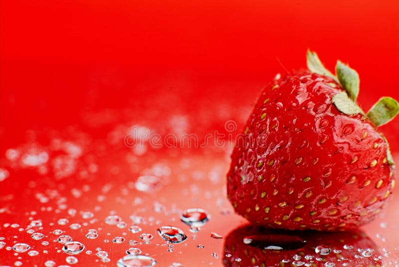 Sluit beeld van aardbeien in glas met waterval op een rode achtergrond, close-up selectieve focus stock fotografie Sluit beeld van aardbeien in glas met waterval op een rode achtergrond, close-up selectieve focus stock fotografie
