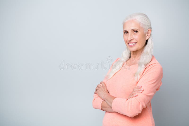 Sluit de foto van een slimme, slimme, vriendelijke dame met de armen op de grijze achtergrond royalty-vrije stock fotografie Sluit de foto van een slimme, slimme, vriendelijke dame met de armen op de grijze achtergrond royalty-vrije stock fotografie