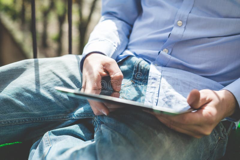 Sluit de handen omhoog multitasking mens gebruikend tablet royalty-vrije stock fotografie Sluit de handen omhoog multitasking mens gebruikend tablet royalty-vrije stock fotografie