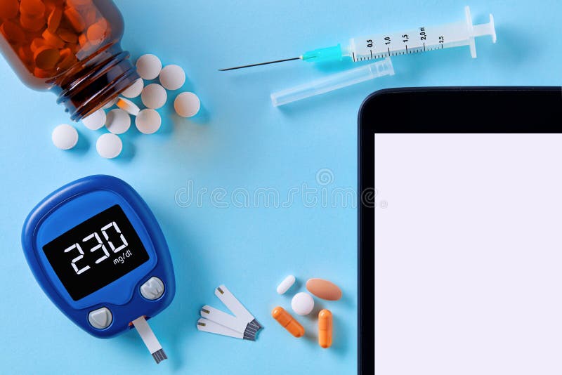 Sluit de onderste aanzicht van de glucosemeter, de medicijnpillen, de insulinespuit en de tablet-pc met het witte lege scherm voo stock fotografie Sluit de onderste aanzicht van de glucosemeter, de medicijnpillen, de insulinespuit en de tablet-pc met het witte lege scherm voo stock fotografie