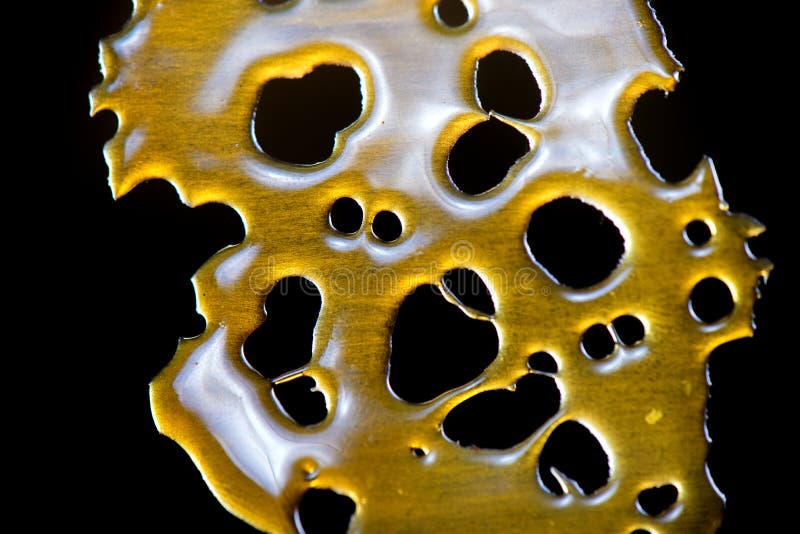 Sluit detail van het concentraataka van de marihuanaolie verbrijzelen omhoog isolate royalty-vrije stock afbeeldingen Sluit detail van het concentraataka van de marihuanaolie verbrijzelen omhoog isolate royalty-vrije stock afbeeldingen