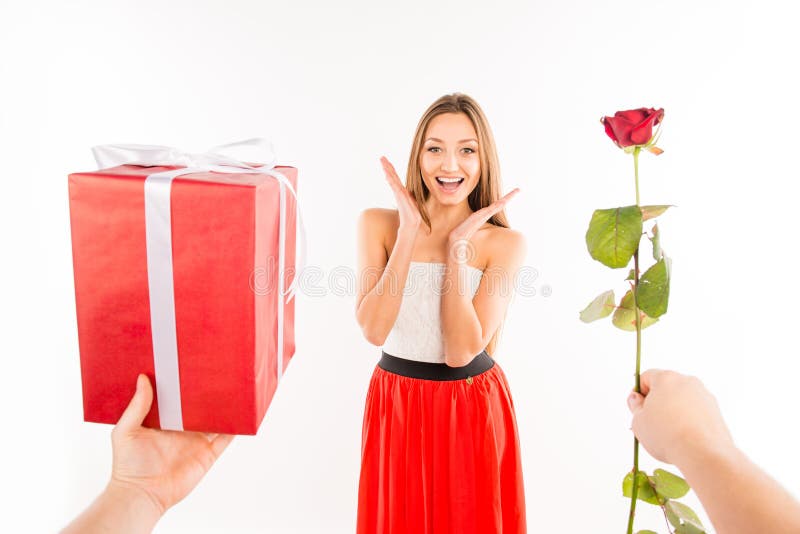 Sluit een foto van een verrast meisje, voorgesteld door roos en geschenk. stock foto's Sluit een foto van een verrast meisje, voorgesteld door roos en geschenk. stock foto's
