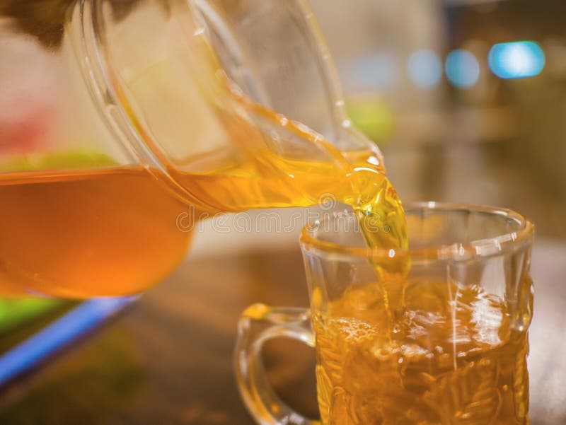 Sluit gieten omhoog thee in een glas royalty-vrije stock afbeelding Sluit gieten omhoog thee in een glas royalty-vrije stock afbeelding