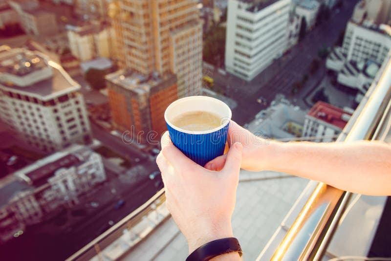 Sluit mensen` s handen het houden weghalen document omhoog kop met ochtend hete drank - koffie of thee met het inspireren van men royalty-vrije stock fotografie Sluit mensen` s handen het houden weghalen document omhoog kop met ochtend hete drank - koffie of thee met het inspireren van men royalty-vrije stock fotografie