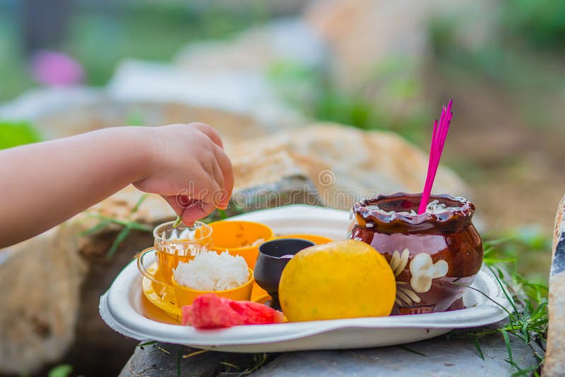 Sluit mensen tijdens maken omhoog oblatie voor offerceremonie aan de geesten Godsdienstige aanbiedende reeks wat met inbegrip van stock afbeeldingen Sluit mensen tijdens maken omhoog oblatie voor offerceremonie aan de geesten Godsdienstige aanbiedende reeks wat met inbegrip van stock afbeeldingen