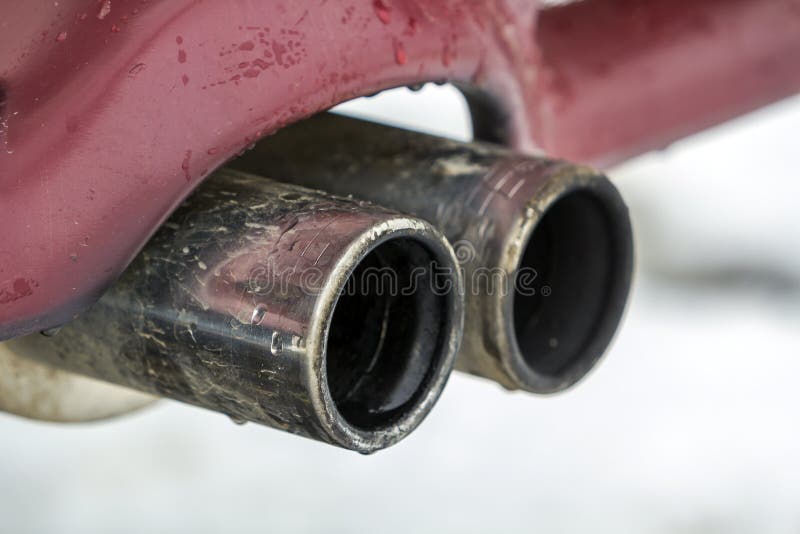 Sluit omhoog beeld van een auto dubbele uitlaatpijp Emissie van giftig koolmonoxidegas in atmosfeer, het concept van de milieuver royalty-vrije stock afbeeldingen Sluit omhoog beeld van een auto dubbele uitlaatpijp Emissie van giftig koolmonoxidegas in atmosfeer, het concept van de milieuver royalty-vrije stock afbeeldingen