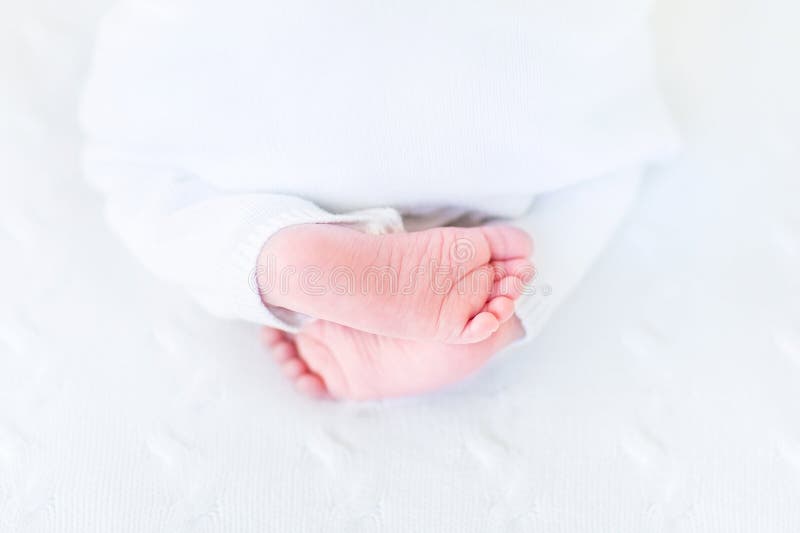 Sluit omhoog beeld van uiterst kleine babyvoeten royalty-vrije stock afbeelding Sluit omhoog beeld van uiterst kleine babyvoeten royalty-vrije stock afbeelding