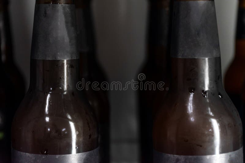 Sluit omhoog Bierfles zonder embleem in ijskast stock foto's Sluit omhoog Bierfles zonder embleem in ijskast stock foto's