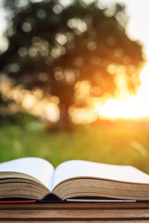 Sluit omhoog boek op lijst stock afbeeldingen Sluit omhoog boek op lijst stock afbeeldingen