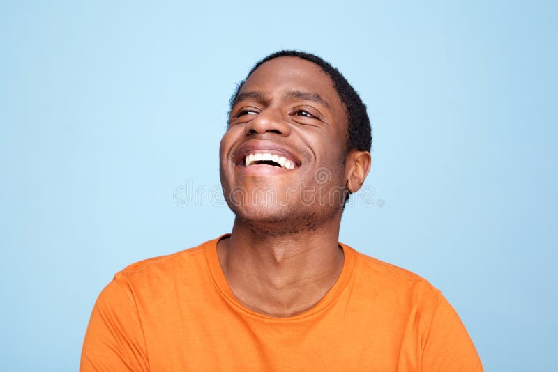 Sluit omhoog de Afrikaanse Amerikaanse mens die tegen blauwe achtergrond lachen royalty-vrije stock afbeelding Sluit omhoog de Afrikaanse Amerikaanse mens die tegen blauwe achtergrond lachen royalty-vrije stock afbeelding