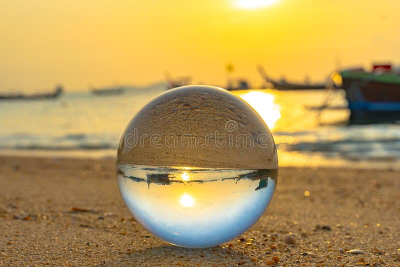 sluit omhoog de bal van het kristalglas gezet op het strand stock foto sluit omhoog de bal van het kristalglas gezet op het strand stock foto