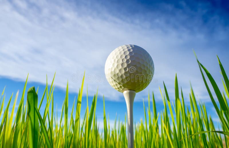 Sluit omhoog de golfbal op T-stukpinnen klaar om met hemelachtergrond te spelen stock foto Sluit omhoog de golfbal op T-stukpinnen klaar om met hemelachtergrond te spelen stock foto