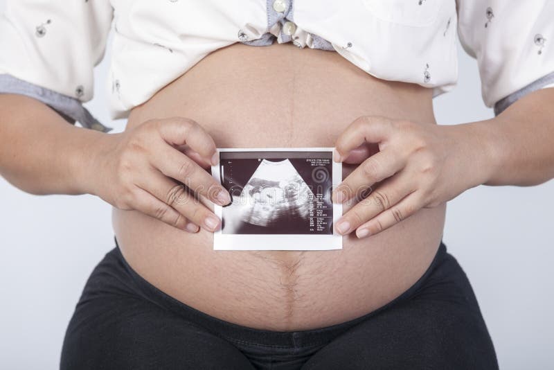 Sluit omhoog detailmening van een zwanger vrouwen middenlichaam stock afbeelding Sluit omhoog detailmening van een zwanger vrouwen middenlichaam stock afbeelding