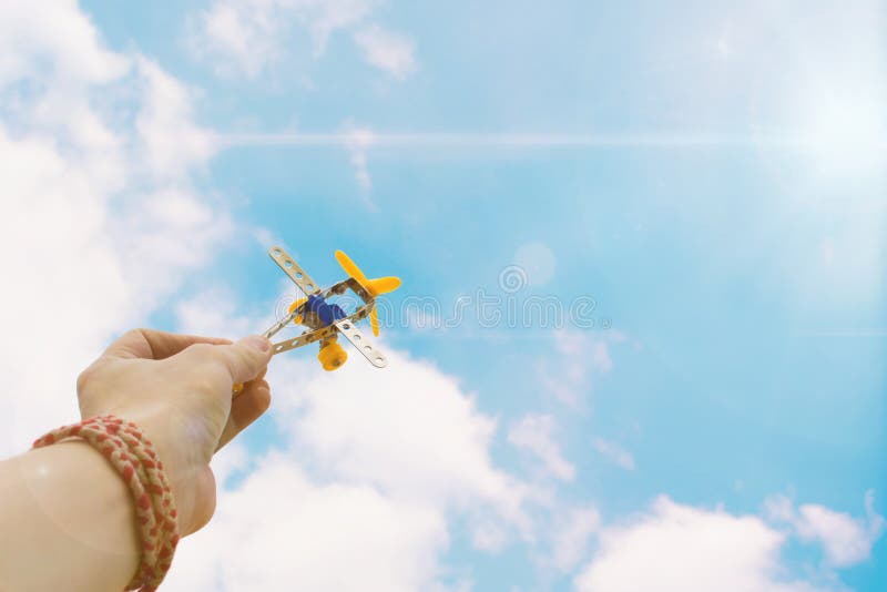 Sluit omhoog foto van man het stuk speelgoed van de handholding vliegtuig tegen blauwe hemel stock fotografie Sluit omhoog foto van man het stuk speelgoed van de handholding vliegtuig tegen blauwe hemel stock fotografie