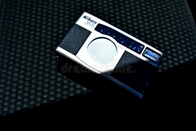 Sluit omhoog foto van Nikon 35Ti, retro CAMERA royalty-vrije stock fotografie Sluit omhoog foto van Nikon 35Ti, retro CAMERA royalty-vrije stock fotografie