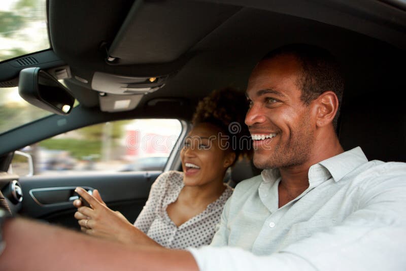 Sluit omhoog gelukkig Afrikaans Amerikaans paar in het snelle auto glimlachen stock foto Sluit omhoog gelukkig Afrikaans Amerikaans paar in het snelle auto glimlachen stock foto