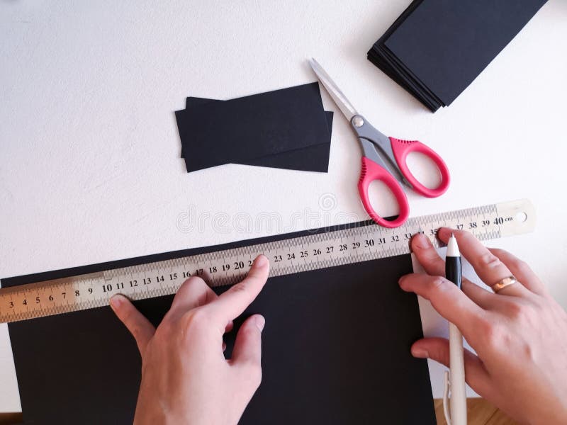 Sluit omhoog geschoten - professionele vrouwendecorateur, ontwerper het werken met kraftpapier-document en het maken van envelop royalty-vrije stock fotografie Sluit omhoog geschoten - professionele vrouwendecorateur, ontwerper het werken met kraftpapier-document en het maken van envelop royalty-vrije stock fotografie