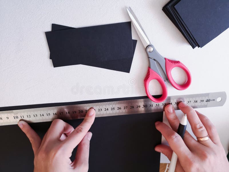 Sluit omhoog geschoten - professionele vrouwendecorateur, ontwerper het werken met kraftpapier-document en het maken van envelop royalty-vrije stock afbeelding Sluit omhoog geschoten - professionele vrouwendecorateur, ontwerper het werken met kraftpapier-document en het maken van envelop royalty-vrije stock afbeelding