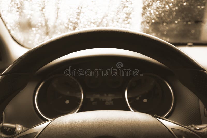Sluit omhoog geschoten van een snelheidsmeter in een auto Het dashboard van de auto Dashboarddetails met aanwijzingslampen Het co stock foto Sluit omhoog geschoten van een snelheidsmeter in een auto Het dashboard van de auto Dashboarddetails met aanwijzingslampen Het co stock foto