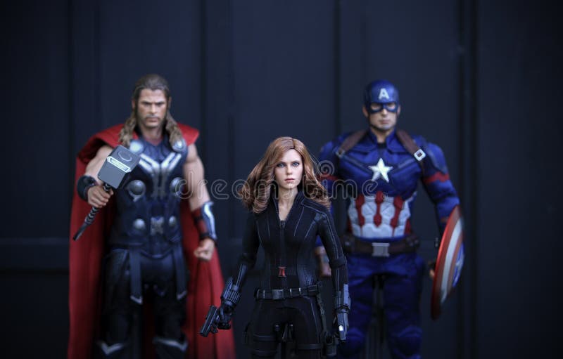 Sluit omhoog geschoten van Zwarte weduwewrekers 2 superheroscijfer in actie het vechten royalty-vrije stock foto Sluit omhoog geschoten van Zwarte weduwewrekers 2 superheroscijfer in actie het vechten royalty-vrije stock foto