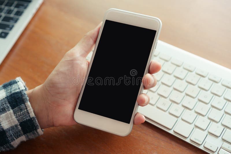 Sluit omhoog hand gebruikend de achtergrond van het smartphonebureau in bureau Op smartphone lege vertoning van de handholding stock foto's Sluit omhoog hand gebruikend de achtergrond van het smartphonebureau in bureau Op smartphone lege vertoning van de handholding stock foto's