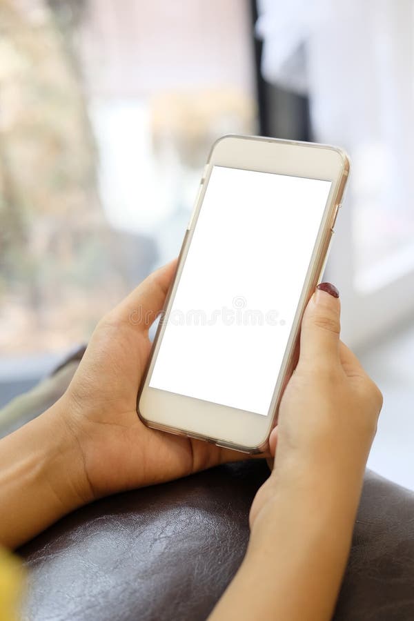 Sluit omhoog handen houdend model mobiele smartphone met witte puinkegel