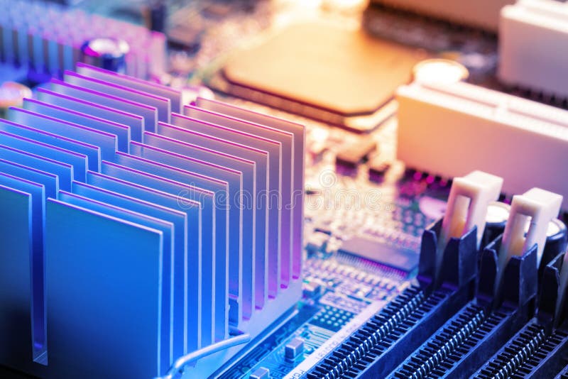 Sluit omhoog - Heatsink, geheugen, spaanders in de raadsmotherboard van de computerkring royalty-vrije stock fotografie Sluit omhoog - Heatsink, geheugen, spaanders in de raadsmotherboard van de computerkring royalty-vrije stock fotografie