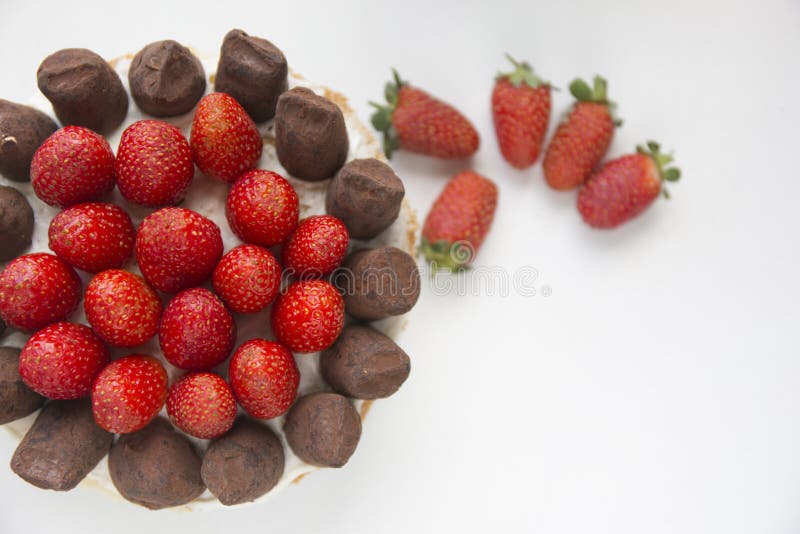Sluit omhoog het dessert van de aardbeicake op een witte plaat Copyspace stock afbeeldingen Sluit omhoog het dessert van de aardbeicake op een witte plaat Copyspace stock afbeeldingen