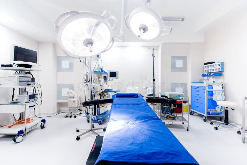 Sluit omhoog het ziekenhuisbinnenland Werkende ruimte met chirurgielampen en medische apparatuur