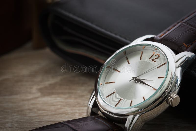 Sluit omhoog horloge en portefeuille stock foto Sluit omhoog horloge en portefeuille stock foto