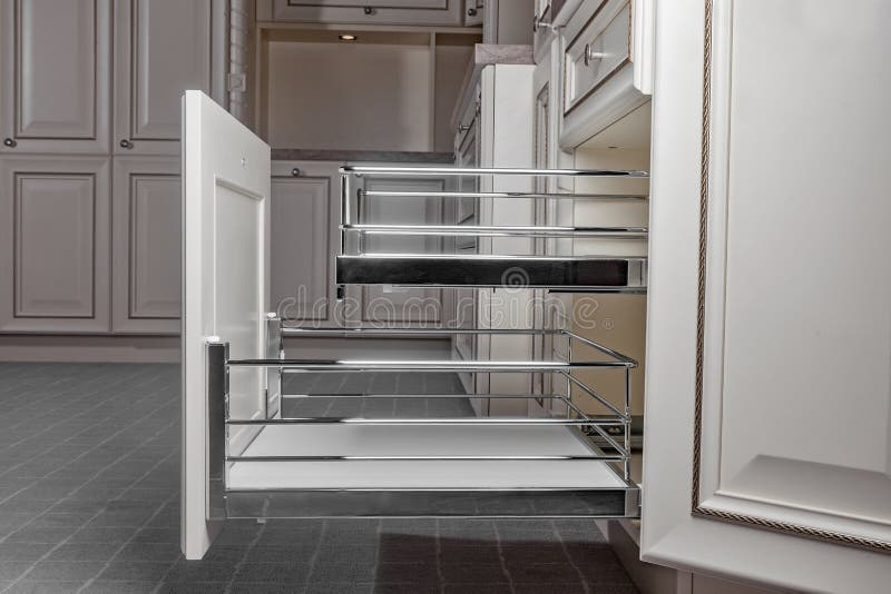 Sluit omhoog huisbinnenland Keuken - geopende deur met de plank van het chroommeubilair Hout en het Materiële, Moderne Ontwerp va royalty-vrije stock afbeeldingen Sluit omhoog huisbinnenland Keuken - geopende deur met de plank van het chroommeubilair Hout en het Materiële, Moderne Ontwerp va royalty-vrije stock afbeeldingen