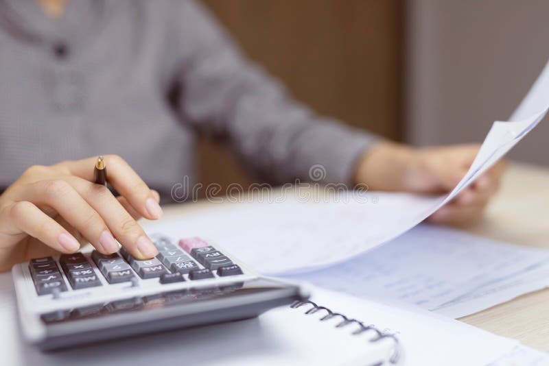 Sluit omhoog jonge vrouwenhand gebruikend calculator het tellende maken de kosten berekenen om documenteninkomen te controleren e stock afbeelding Sluit omhoog jonge vrouwenhand gebruikend calculator het tellende maken de kosten berekenen om documenteninkomen te controleren e stock afbeelding