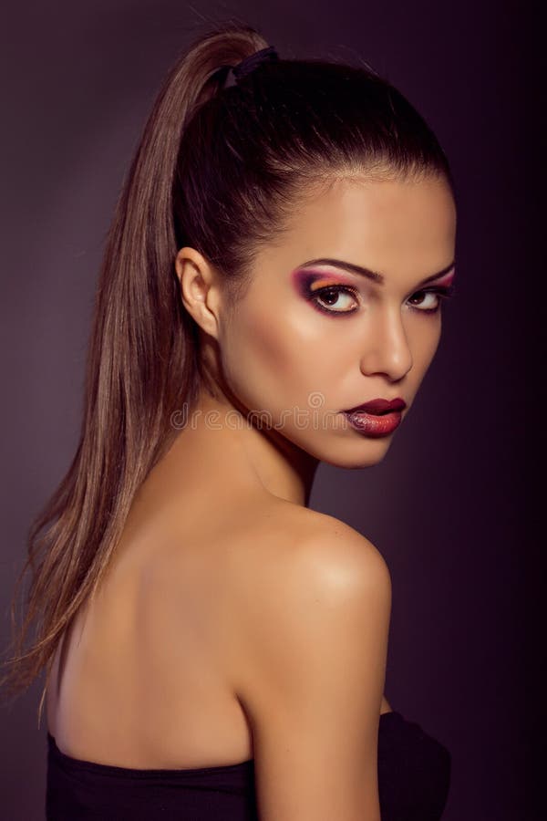 Sluit omhoog manierportret Het model schieten Make-up en Kapsel stock afbeelding Sluit omhoog manierportret Het model schieten Make-up en Kapsel stock afbeelding