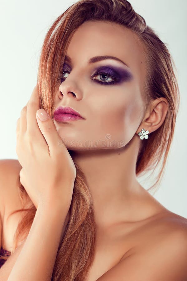 Sluit omhoog manierportret Het model schieten Purpere make-up stock afbeelding Sluit omhoog manierportret Het model schieten Purpere make-up stock afbeelding