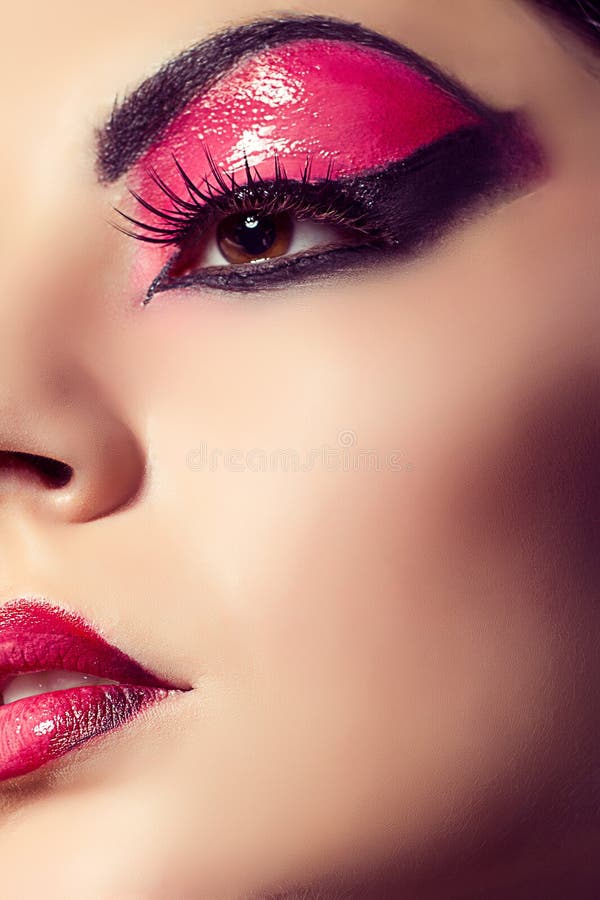 Sluit omhoog mannequinportret Scharlaken make-up Zwarte pijlen royalty-vrije stock foto Sluit omhoog mannequinportret Scharlaken make-up Zwarte pijlen royalty-vrije stock foto