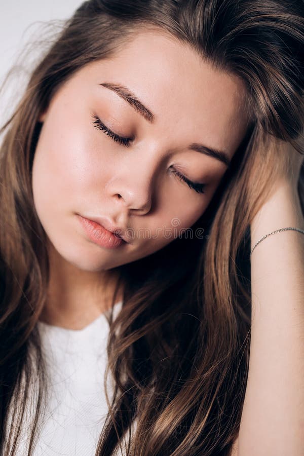 Sluit omhoog meisje in sweater dichtbij het venster Gesloten ogen Tederheid, ontspanning stock fotografie Sluit omhoog meisje in sweater dichtbij het venster Gesloten ogen Tederheid, ontspanning stock fotografie