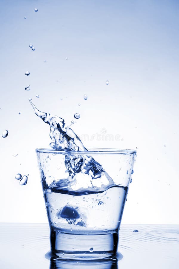 Sluit omhoog mening van de plons in water royalty-vrije stock afbeeldingen Sluit omhoog mening van de plons in water royalty-vrije stock afbeeldingen