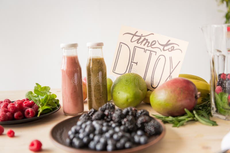 sluit omhoog mening van detoxdranken, tijd aan detoxkaart en natuurvoeding stock illustratie sluit omhoog mening van detoxdranken, tijd aan detoxkaart en natuurvoeding stock illustratie