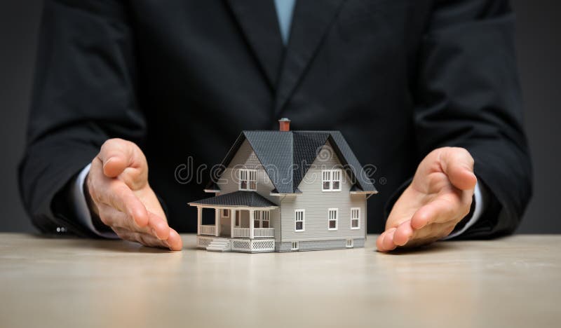 Sluit omhoog mening van handen met weinig huis stock foto Sluit omhoog mening van handen met weinig huis stock foto