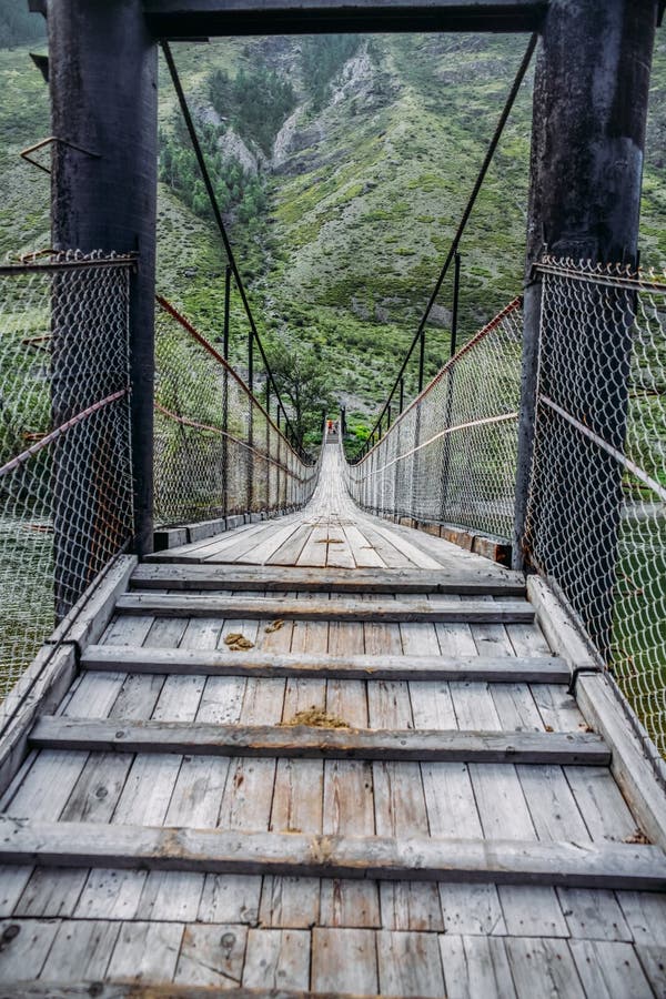 Sluit omhoog mening van houten brug en toeristen in de bergen van Himalayagebergte, royalty-vrije stock fotografie Sluit omhoog mening van houten brug en toeristen in de bergen van Himalayagebergte, royalty-vrije stock fotografie